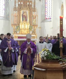 Abp Mieczysław Mokrzycki poprowadził pogrzeb Janiny-Franciszki Legowicz, matki  kapłana w Mościskach. title=